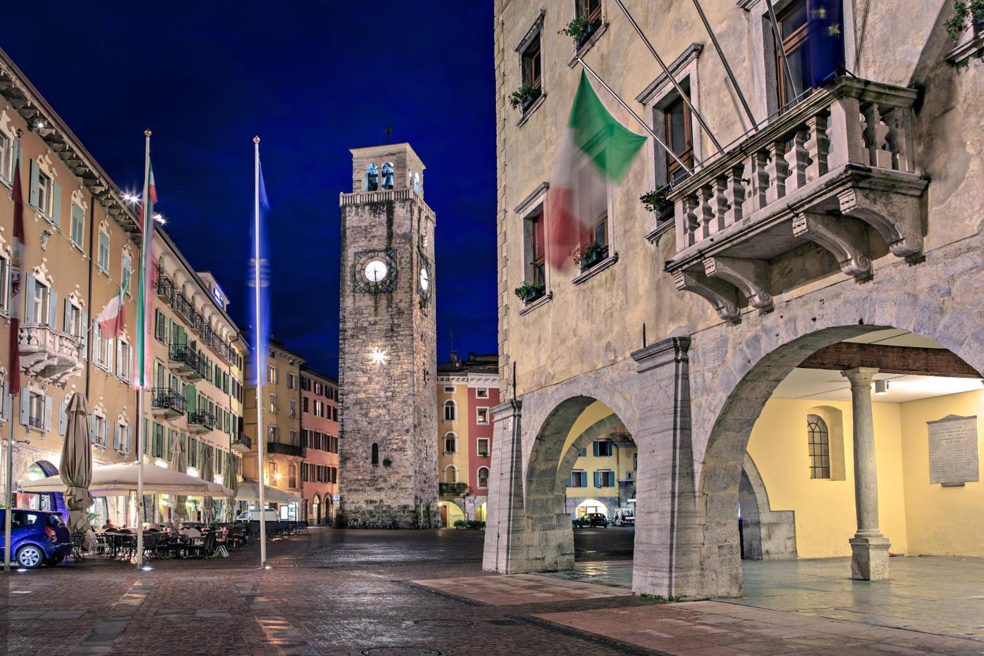 Nido Sui Tetti Di Riva Del Garda - Happy Rentals Dış mekan fotoğraf